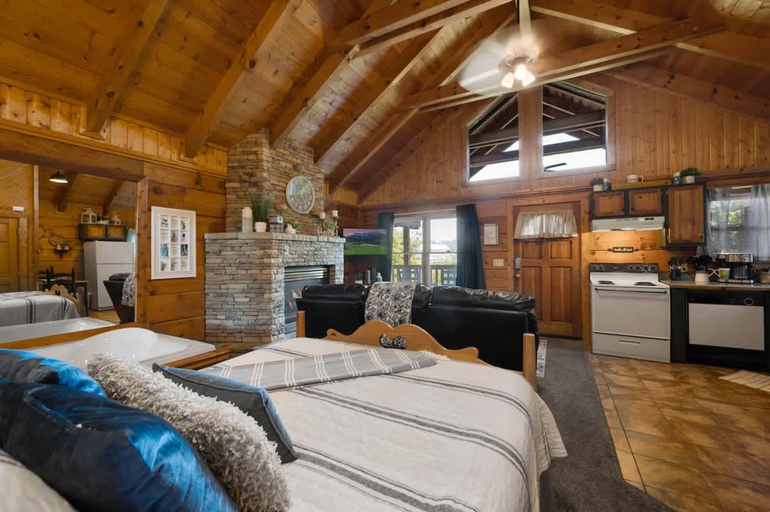 Room 4, Location Cute Studio Log Cabin Fireplace Hot Tub, Sevier