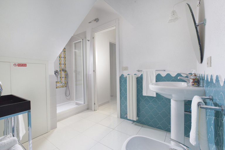 Bathroom 2, Villa Mapi, Napoli