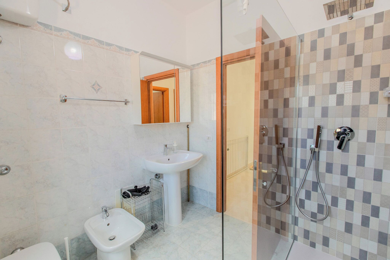 Bathroom 2, Le Stelle, Avellino