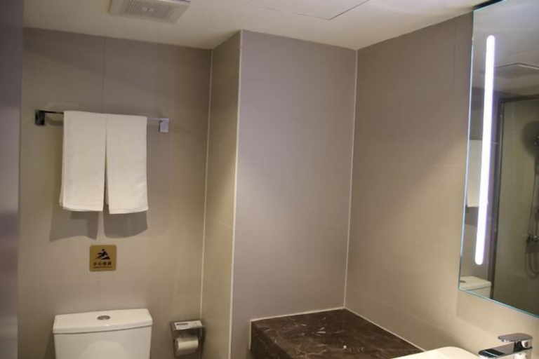 Bathroom 3, Homeinn Selected Hotel (Beijing Normal University Jishuitan Subway Station), Beijing