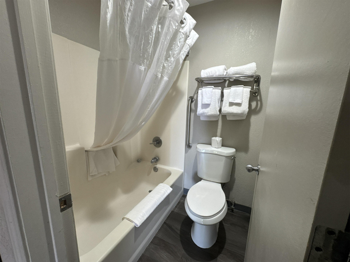 Bathroom 5, SureStay Plus by Best Western Alamogordo White Sands, Otero