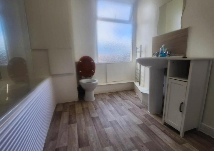 Bathroom 4, Kop View Rooms near Anfield, Sefton