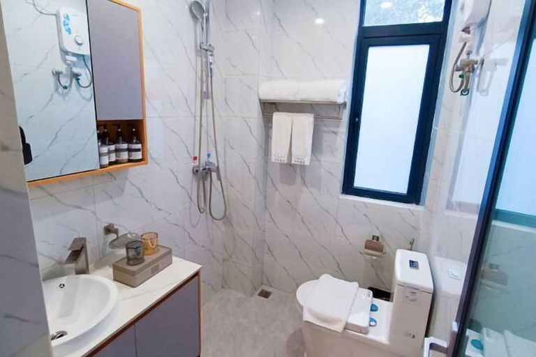 Bathroom 4, Ark House, Ruessei Kaev
