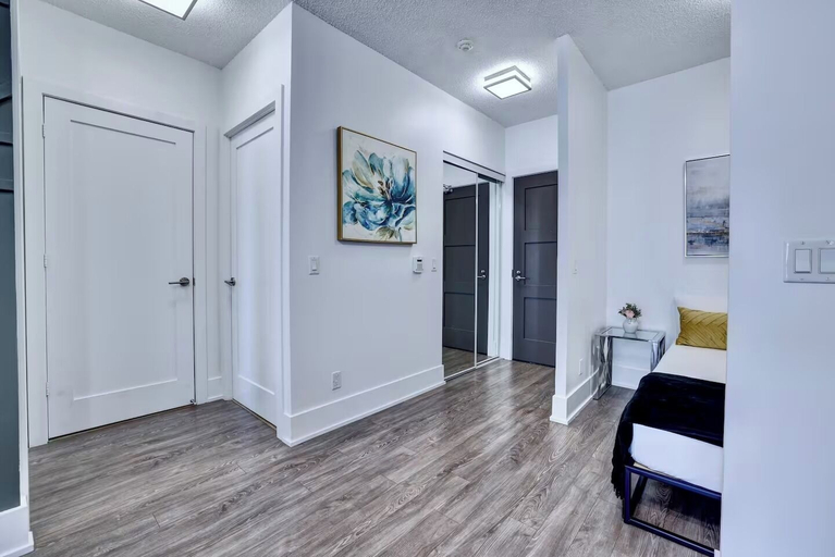 Room 5, Downtown Manors, Toronto