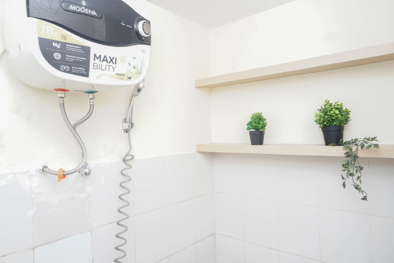 Bathroom 3, Best Price Studio at Bogor Valley Apartment By Travelio, Bogor