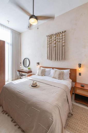 Room 4, Casa Bolero Santa Lucia, with Parking by Cercana, Mérida