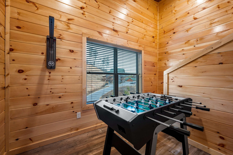 Room 3, Charming New 5BR 4BA Cabin Near Dollywood, Sevier