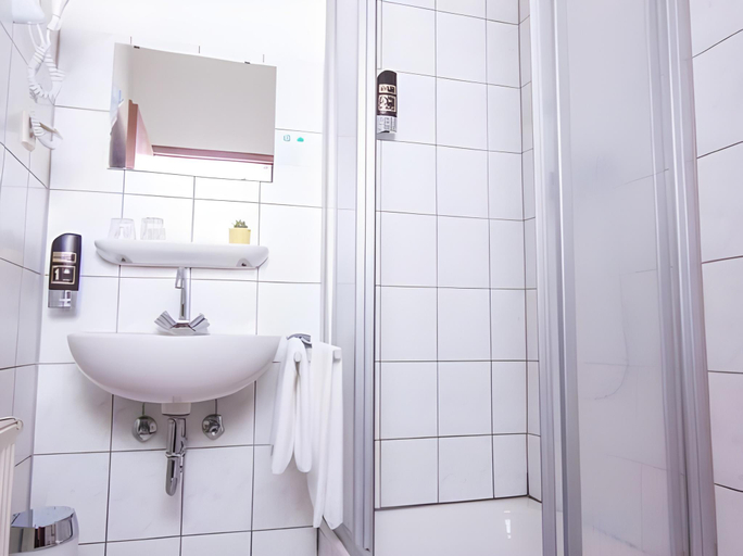Bathroom 5, Hotel Pension Odin, Berlin