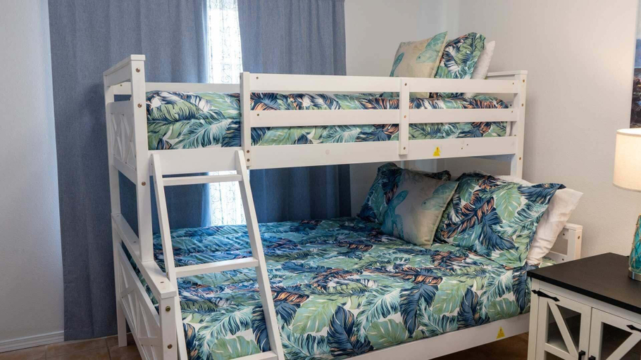 Room 4, Walkable Location 99 Steps To Beach Pool 2 Bedroom Apts, Cameron