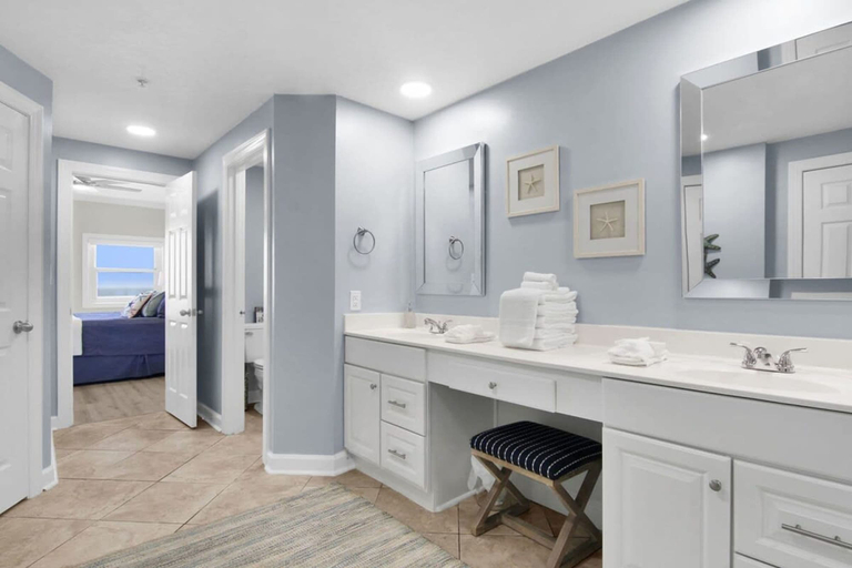 Room 2, Enclave 401 Beachfront Tennis Stunning Views, Baldwin