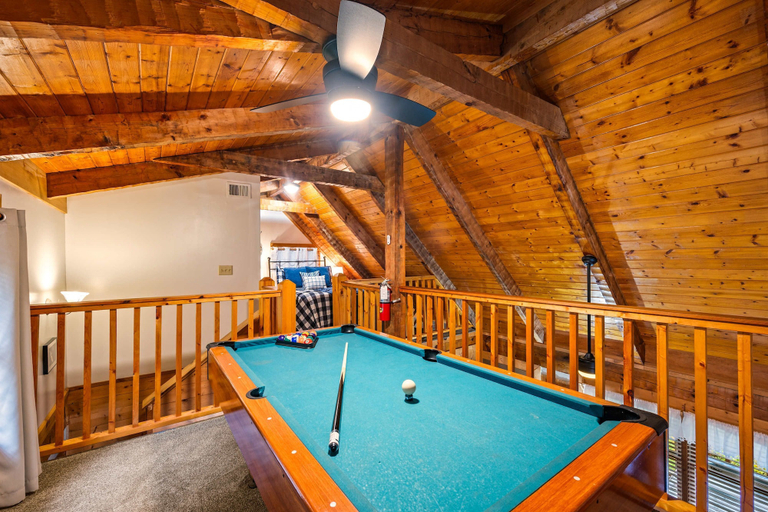 Room 2, Hot Tub Pool Table Fireplace Views Relax, Sevier