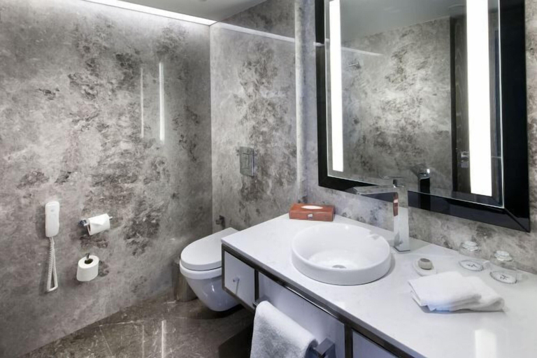 Bathroom 3, The Marmara Taksim, Beyoğlu