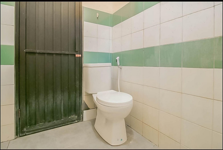 Bathroom 3, RedDoorz @ Pantai Pelabuhan Ratu 2, Sukabumi