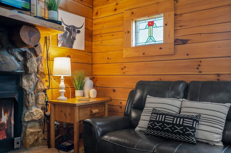 Room 3, Nice View Log Cabin Fireplace Hot Tub Pool Table, Sevier
