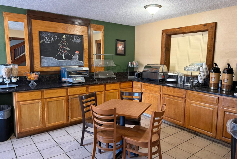 Breakfast area, Coratel Plus Suites by Jasper Black River Falls, Jackson
