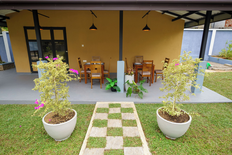Outdoor dining 4, Centri Villa, N. Palatha East