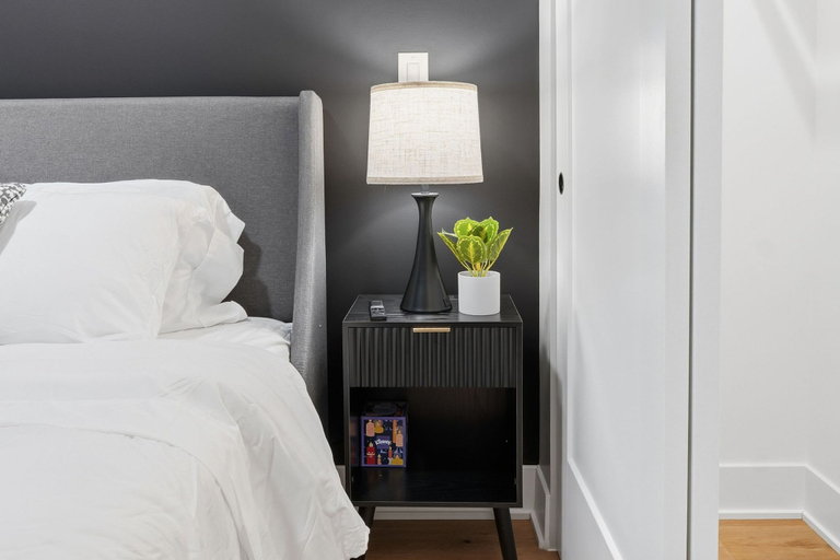 Room 2, Chic 2BR Apartment in Edgewater Modern Comfort, Cook