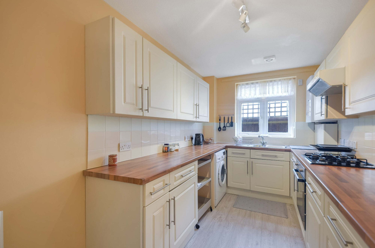 Room 3, Spacious Flat With Free Parking Near Heathrow Airport, London