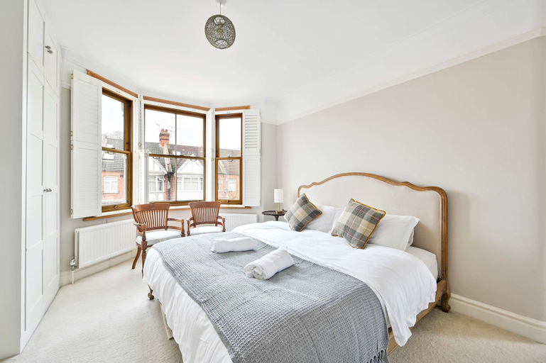 Room 5, Chic House With Free Parking and Private Backyard, London
