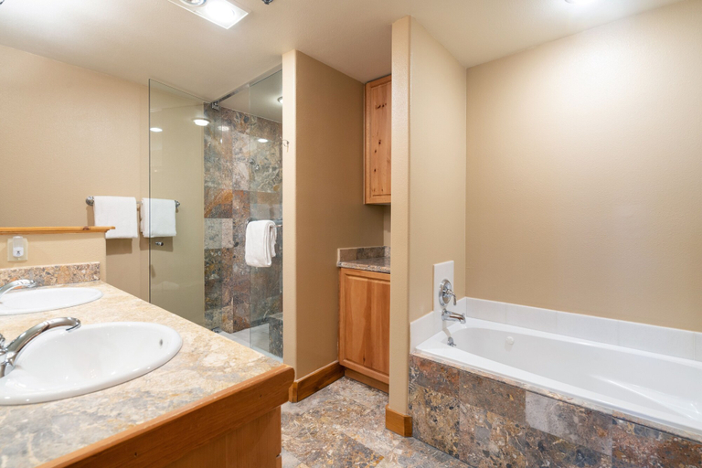 Bathroom, Bear Creek Lodge 112b 1 Bedroom Hotel Room, San Miguel