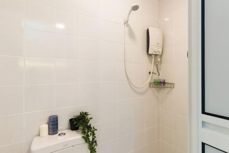 Bathroom 5, Upstairs Downstairs Co Living Kampung Pandan, Kuala Lumpur