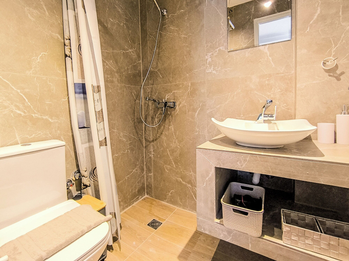 Bathroom 3, 3 Goddesses, Thessaly