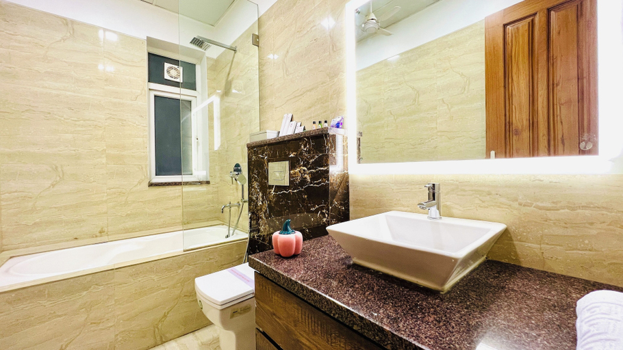 Bathroom 2, BluO Medicity - Boutique Hotel Gurgaon, Gurgaon