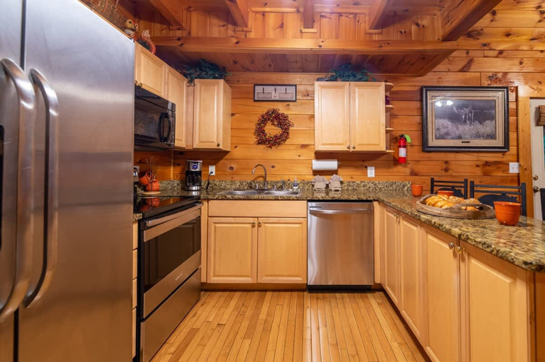 Room 5, Fun Pigeon Forge Cabin Hot Tub Games, Sevier