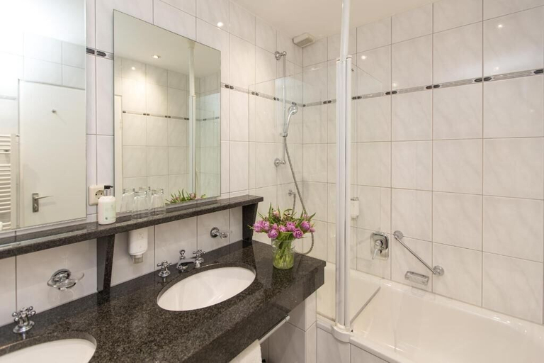 Bathroom 2, Romantik Parkhotel Wasserburg Anholt, Borken