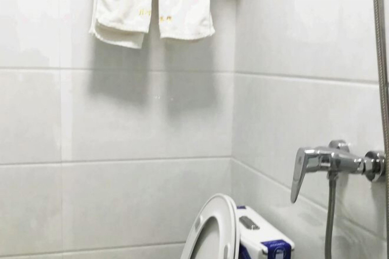 Bathroom 3, Zaozhuang Jingxuan Inn, Zaozhuang
