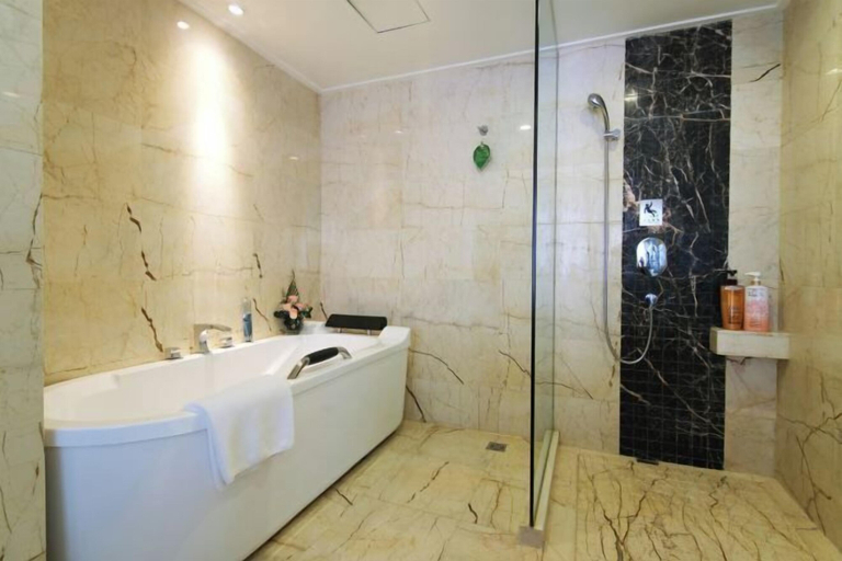 Bathroom 2, WEISELECT MengZi Tian Yuan Hotel, Honghe Hani and Yi