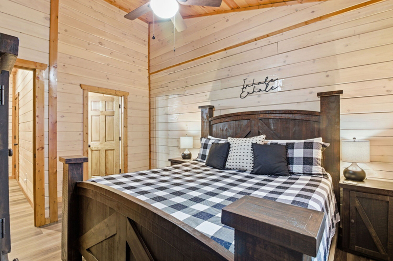 Room 5, Cozy Cardinal, Sevier