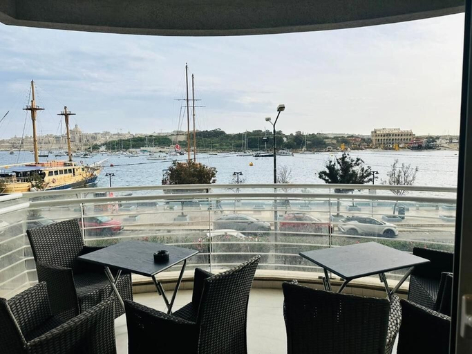 Outdoor dining, Valletta Harbour View - Grand