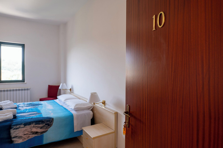 Room 4, Il ritrovo degli amici di Monteverde, Avellino