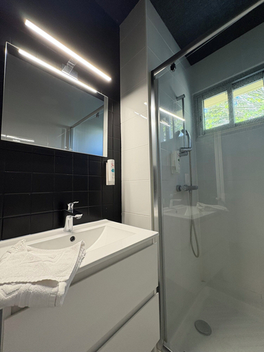 Bathroom 4, Cit'hotel Chris'tel Hotel, Haute-Loire
