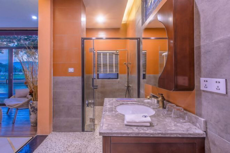 Bathroom 3, 52 Hertz Guesthouse, Shenzhen