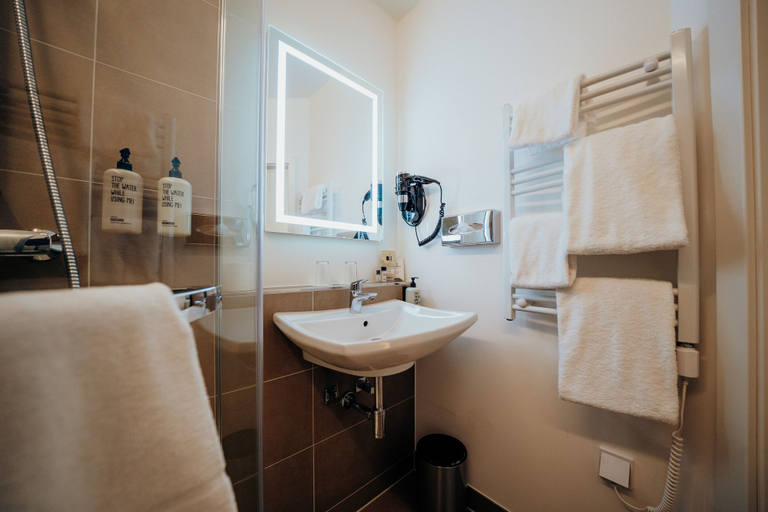 Bathroom 4, guestified. BARBAROSSA Hotel, Mettmann