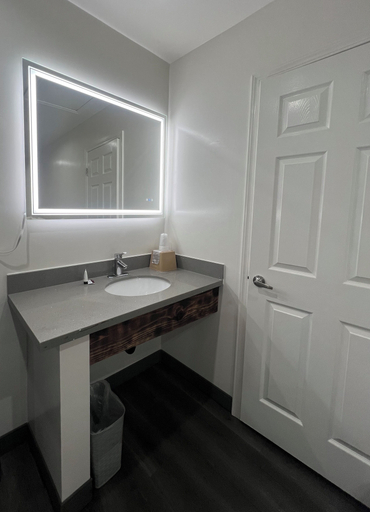 Bathroom 5, Newport Bay Inn, Orange