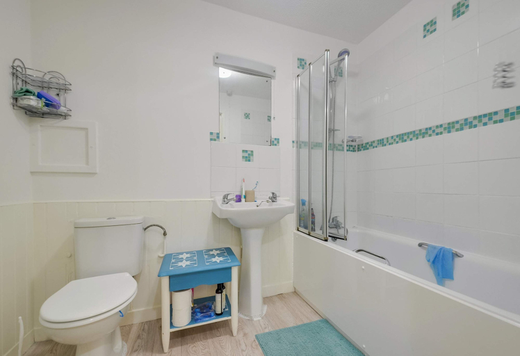Room 5, Spacious Flat With Free Parking Near Heathrow Airport, London