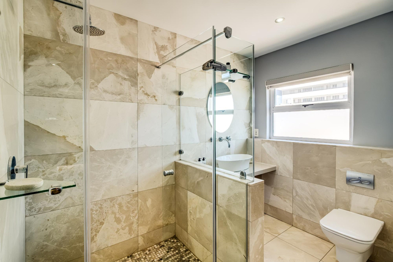 Room 2, Beautiful Apartment Walking Distance to the Ocean Atlantic Views, City of Cape Town