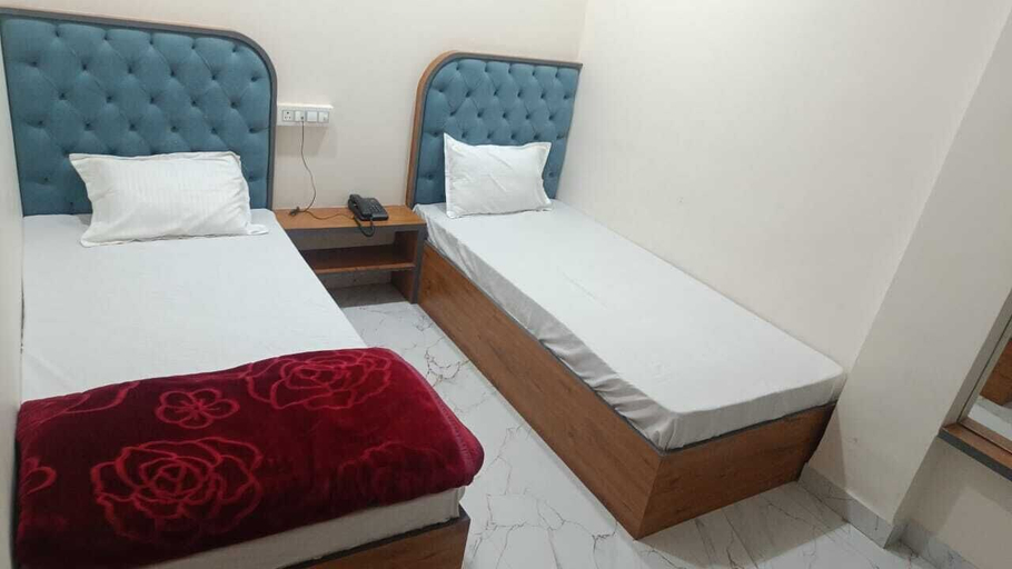 Room 5, Hotel Aadi Shree, Ujjain