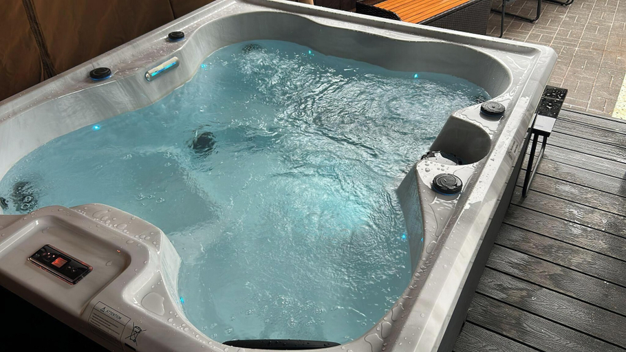 Outdoor spa tub 4, Chester Charm - Spacious 3 Bedroom House, Cheshire West and Chester
