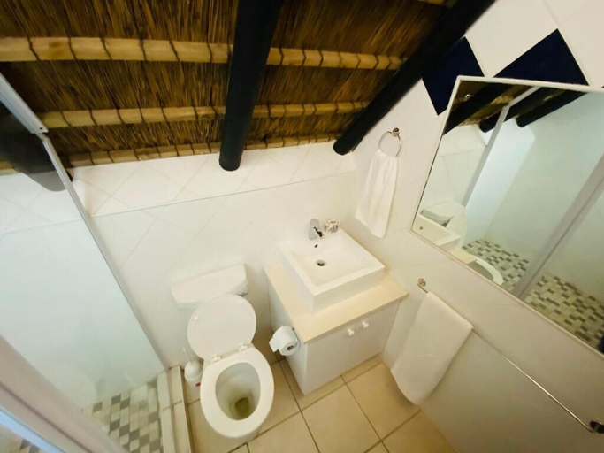 Bathroom shower, Seaside Shalom Apartment - Ocean Views, Cacadu