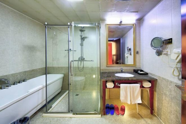 Bathroom 3, Jinyou Hotel, Tonghua