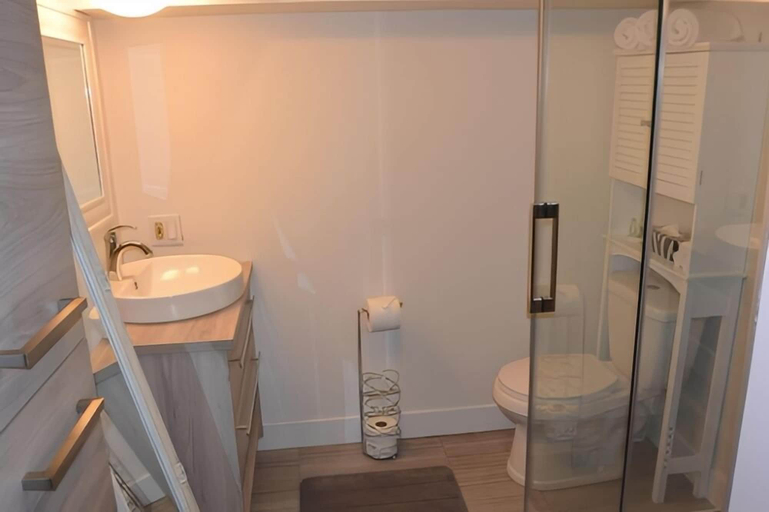 Bathroom 3, Manoir Sainte Geneviève, Communauté-Urbaine-de-Québec