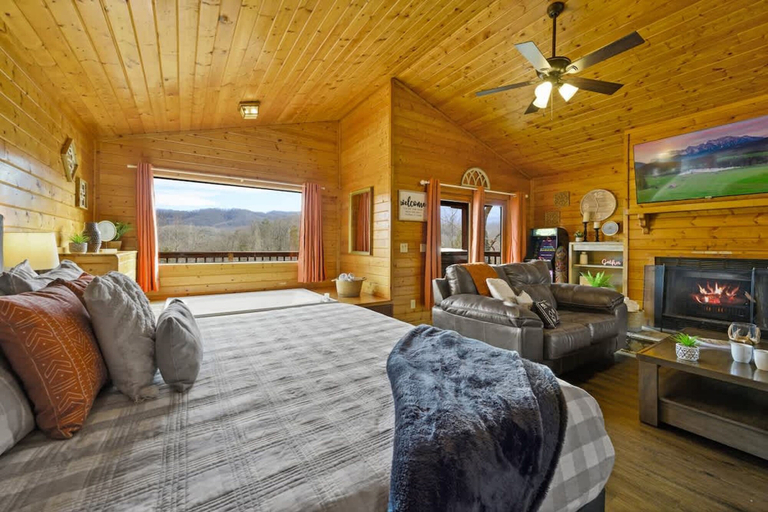 Room 1, Great View Location Studio Log Cabin Hot Tub, Sevier