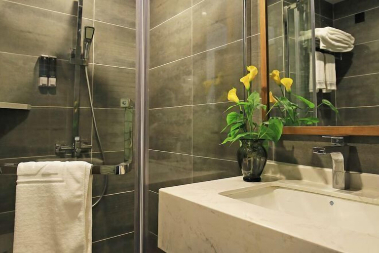Bathroom 4, Jinricheng Hotel, Guilin