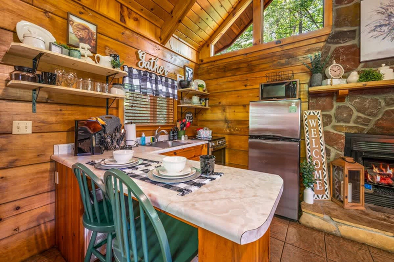 Room 3, Location Private Log Cabin Hot Tub Fireplace, Sevier