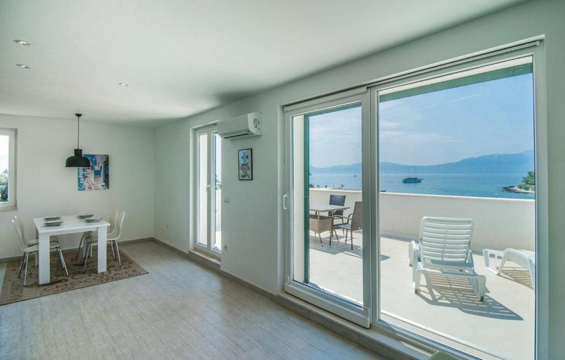 Others 4, Villa Sucuraj, Sućuraj