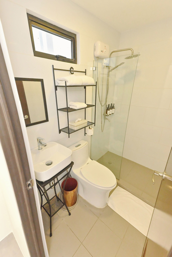Bathroom 4, Casa Charlie Hotel, Makati City